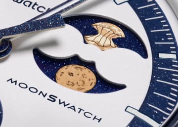 Swatchの満月シリーズ第4弾「MISSION TO EARTHPHASE – MOONSHINE GOLD」　ビーバームーンを祝う新作