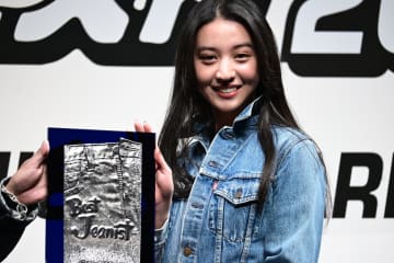 Kōki, 「ジーンズは私の“マストハブアイテム”」上下デニムコーデで美スタイルを披露！ベストジーニスト初受賞 父・木村拓哉は過去殿堂入り