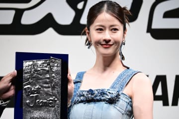 松本若菜 デニムビスチェ姿の肌見せコーデ披露！「この舞台にまさか自分が今立てているなんて不思議」ベストジーニスト初受賞に歓喜