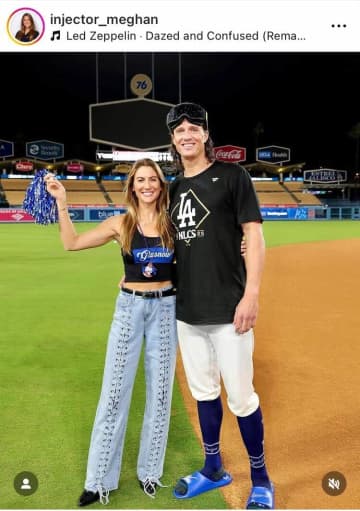 ドジャース・グラスノー＆美女婚約者、グラウンドで熱いキス！ラブラブショット　WS連覇歓喜のシーン