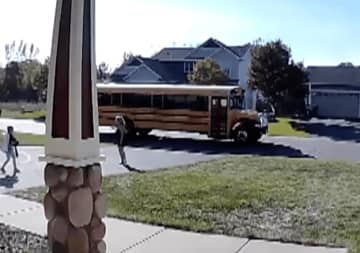 バスがあっという間に炎に包まれ…→母親の"とっさの対応"で22人の子どもの命が助かる「そのまま走っていたらと思うと…」