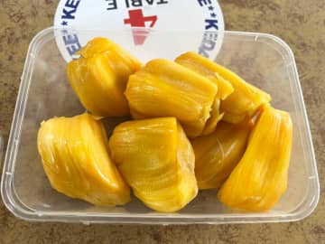 タネをゆでると『ほぼ栗』　スーパーの前で見つけた『謎の果実』に驚き