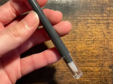 「コンシーラーがうまく塗れない…」　100円ショップで見つけた『専用アイテム』で悩み解決？