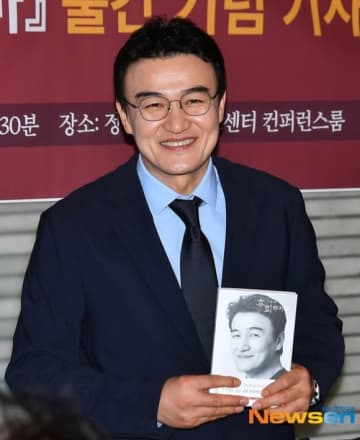 【PHOTO】パク・チュンフン、エッセイ本「後悔しないで」出版記念の記者懇談会に出席