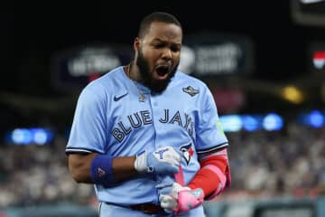 【ブルージェイズ】涙のゲレロがドジャースのパレード尻目にバカンス出発！機内で大音量カラオケ