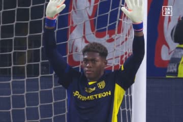 「キックだけで金が取れる」鈴木彩艶の“70m弾丸フィード”にファン驚愕！「どんだけ飛ぶねん」「精度めちゃくちゃいい」