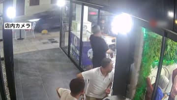 “ガラス張りのドア”に激突する人続出…目印で対策施すも「まだぶつかる」　トルコ