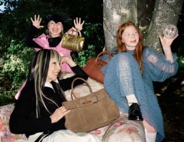 英国発マルベリーのホリデーが開幕！心ときめく新作バッグ＆サステナブルな物づくり