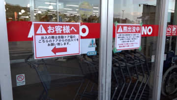 川泳ぎ熊がレジャー施設へ　規制解除の公園では4時間後に再び“熊”立ち入り規制　「手動ドア」に切り替える対策も　子熊の鳴き声は「危険サイン」　秋田