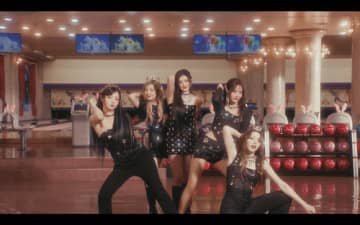 FIFTY FIFTY、タイトル曲「Eeny Meeny Miny Moe」MV公開…神秘的な世界観に注目