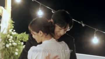 “交際10年婚”ユン・ソヌ＆キム・ガウン、感動のハグも！プロポーズの模様を公開（動画あり）