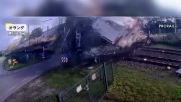 踏切で“立ち往生”したトラックと列車が衝突し5人ケガ　トラック大破し“果物”飛び散る　道を譲ろうとバックするも遮断機に挟まり抜け出せず　オランダ