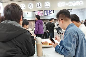 南京大の学食に丸ごと1杯のタラバガニが登場、価格2万円超も学生の反応は良好―中国