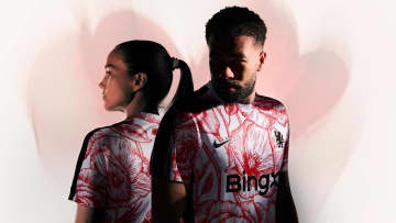 プレミア名門が「紛争の犠牲者」を追悼する花柄の限定ジャージを発表　売り上げの一部を寄付へ