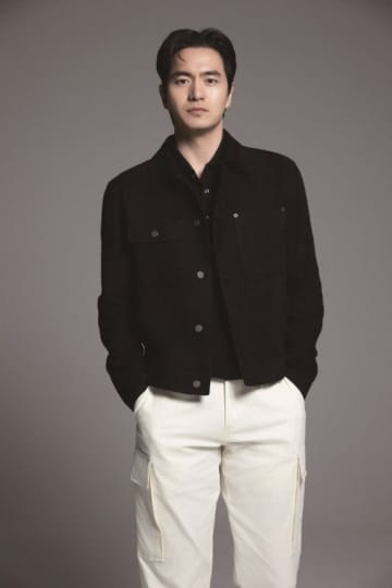 イ・ジヌク「エスクァイア」で16歳年下の元DIA チェヨンとロマンスを披露“先走ってはならないと思った”