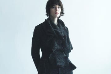 ヨウジヤマモトのツイードジャケットやスカート、流れるようなドレープの黒ドレスも