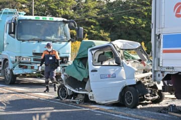 信号待ちの軽トラックに大型トラック追突　4台絡む玉突き　男性重傷　茨城・鉾田
