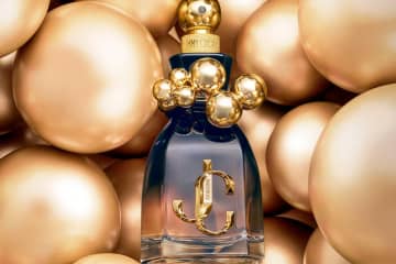 ジミー チュウ25年クリスマスコスメ、人気香水「アイ・ウォント・チュウ」ゴールドパール付き限定ボトル