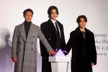 Snow Manラウール、シックなロングコート&ロングブーツでけやき坂イルミネーションに華を添える
