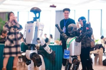 弁論対決で見事な弁論を披露するロボット弁者―北京市