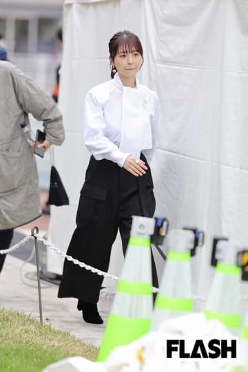 長濱ねる「生活のお供に」ミニスカ透け黒タイツショット披露で「天使」「いいね！」とファン悶絶