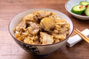 ロバート馬場が伝授『馬場家秘伝の”鶏めし”』の作り方が話題！まさかの”炊かない”調理法で失敗ナシ＆絶品に…目から鱗の『裏技レシピ』に主婦から驚きの声「今まで別に炊いていましたが、これは良いですね」「これだったら簡単」「炊き込むと鶏肉が固くなっちゃうから…絶対美味しい」