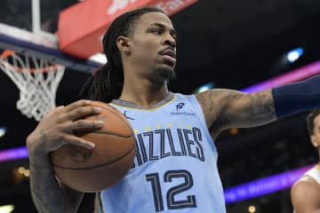 「アイツの足を調べろ！」 超人ジャ・モラント、飛びすぎて空中で止まる “衝撃の両手キャッチ”にファン騒然