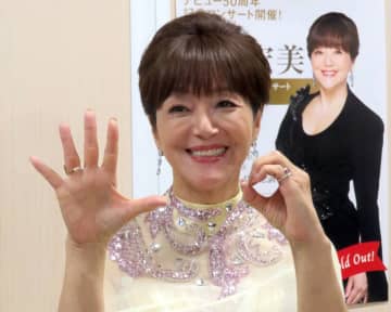 岩崎宏美、「聖母たちのララバイ」など熱唱！林家ペー・パー子夫妻のチャリティー公演で