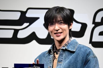 目黒蓮 今田美桜と“めめみお”コンビでベストジーニスト受賞！「1年で350日くらいジーンズをはいていた」秋めかしい上下デニムのカジュアルコーデでデニム愛爆発