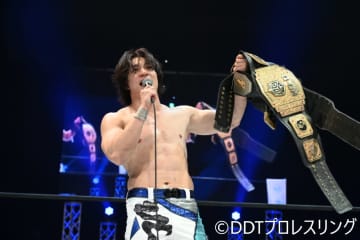 KO-D無差別級王者・上野勇希がUNIVERSAL王者・鈴木みのるとの死闘を制し、史上初のシングル2冠王に！「僕のプロレスでみんなに活力を与えたい。DDTの仲間、みんなで東京ドームに行きたい」