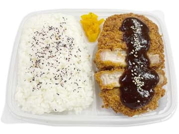 ジューシーでボリュームのある豚ロースとんかつに甘味とコクのある味噌だれをかけて972kcalのお弁当! セブン‐イレブンが「味噌ロースとんかつ弁当」を本日4日(火)発売