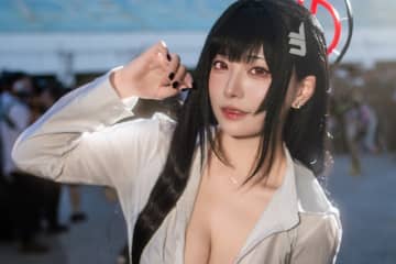 【コスプレ】黒ストッキングにタイトなミニスカートが完璧！香港美女の『ブルアカ』調月リオは目のやり場に困る美しさ【写真8枚】