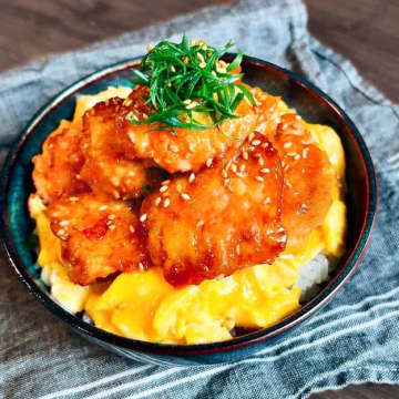 【鶏むね肉、焼く前にコレ混ぜるだけ！】「ご飯200杯いけるウマさ」「超簡単」絶品てりたまチキン