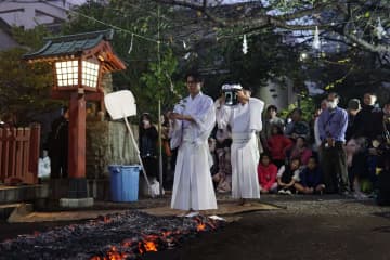 裸足で赤々と燃える炭火の上を渡る！入谷の秋葉神社で「火渡りの神事」が11月6日に開催