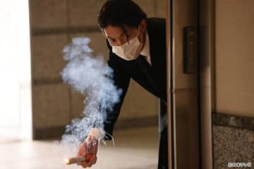 佐野勇斗、ビル3階から大ジャンプ！　金髪から黒髪にイメチェンも話題「ESCAPE」第5話