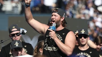 カーショーが現役最後の優勝スピーチ「生涯チャンピオンだと言える」涙をこらえファンや家族に感謝