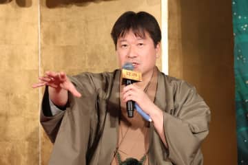 佐藤二朗「アリスやめなさい！」　ムロツヨシら共演者たちのやりたい放題にふりまわされる