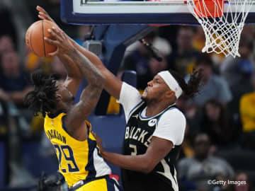 バックスとペイサーズのライバル関係が激化か…ターナーへの”凱旋”に大ブーイング