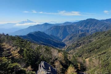 パノラマ展望が魅力の百名山「甲武信ヶ岳」！   日本最長の川「千曲川」源流を越え、絶景の稜線を経て登頂！