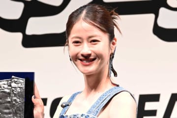 「え、こんなアラフォーになりたい」松本若菜、上下デニムの“美スタイル”に絶賛「どんどん若く綺麗に」