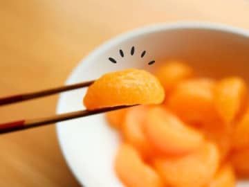 みかんの薄皮をスルッと簡単に取る裏ワザ。まるで缶詰みたいな『ツルツルみかん』に大変身♡