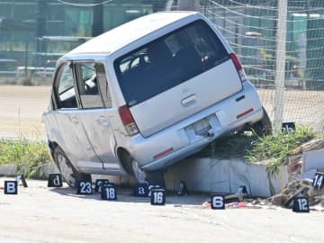 高校のグラウンドで車横転事故…男子生徒が死亡　運転の17歳を書類送検　自動車運転処罰法違反の疑い　「スリルを味わうために運転」