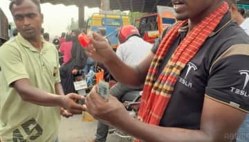 銃を持った軍人が出動「撮影禁止だ！」南アジアの渋滞に、日本人ディレクターが驚愕「横のバスは麻薬の売人でした」