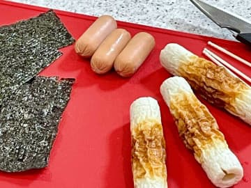 お弁当のおかずにおすすめ♪「チーズインウインナーの海苔ちくわ巻き」の作り方