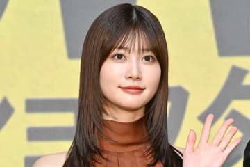 「最高の脚」　生見愛瑠、脚線美際立つミニスカ＆ブーツコーデに「スタイル良すぎ」「大人っぽさ全開」