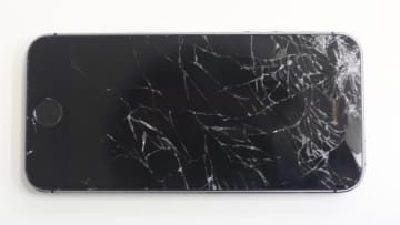 iPhoneの4人に1人が画面割れ経験！ 6割が「割れたまま使う」驚きの実態