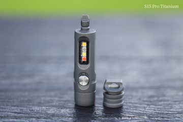 小さく明るいだけじゃない。こじ開け・フタ開けができるミニプライバーを搭載した超小型チタン製懐中電灯　Makuakeにて11月5日より独占販売開始