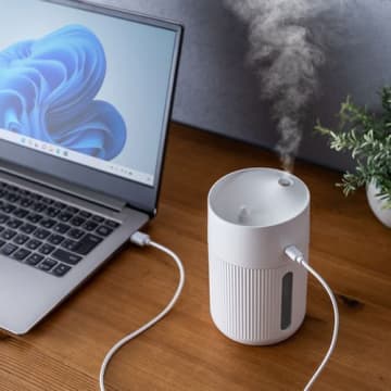 倒しても水が漏れにくい 給水も簡単で卓上にピッタリ サンワサプライの超音波式加湿器「USB-TOY103W」