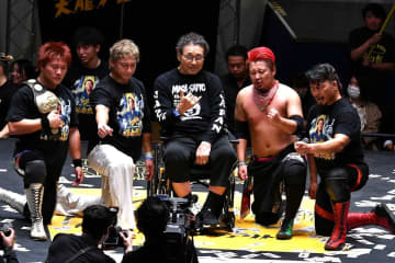 【天龍プロジェクト】鷹木信悟、天龍源一郎への「龍魂」を誓う！海野翔太は“10年越しの約束”を果たし、“最後の後楽園”は熱狂の終幕