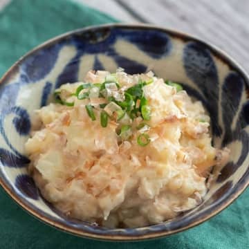 【ポテサラはめんつゆで作ると超ウマいぞ】「こっちの方が好き！」「まだおかわりある？」家族が秒で完食する簡単副菜レシピ